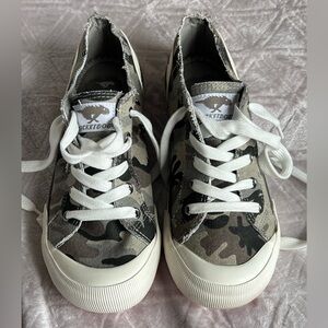 NWOT ROCKET DOG Camo Low-Top Sneakers with White Laces